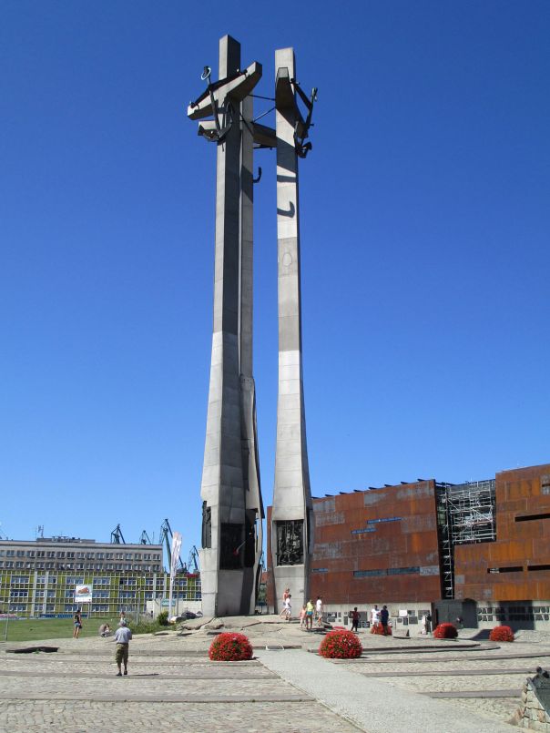 Monument_to_the_fallen_Shipyard_workers_of_1970